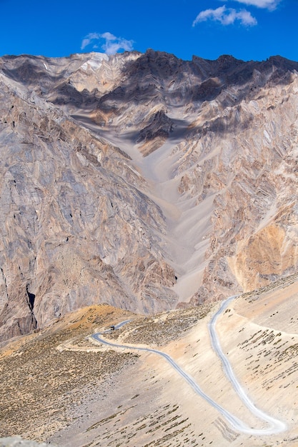 Himalaya-landschap in de Himalaya langs de ManaliLeh-snelweg Himachal Pradesh India