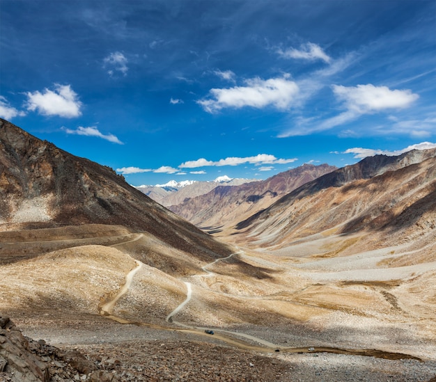 Himalaya landschap met weg, Ladakh, India