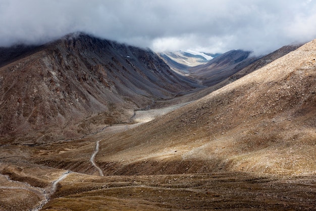 Himalaya landschap met weg