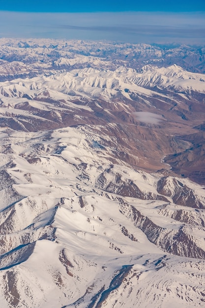 Montagne dell'himalaya sotto le nuvole