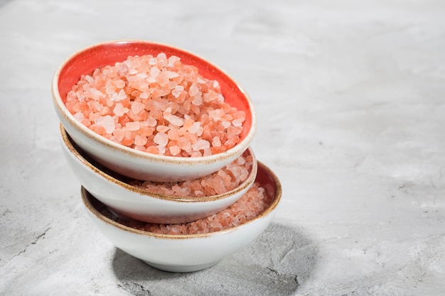Himalaya roze zout in kom op tafel