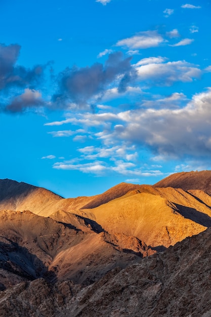 Himalaya zanskar-bereik bij zonsondergang