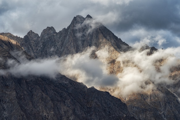 Himalayan-bergpiek tijdens zonsopgang