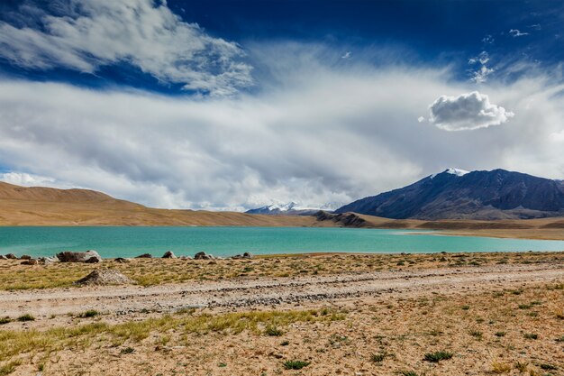 Photo himalayan lake kyagar tso, ladakh, india