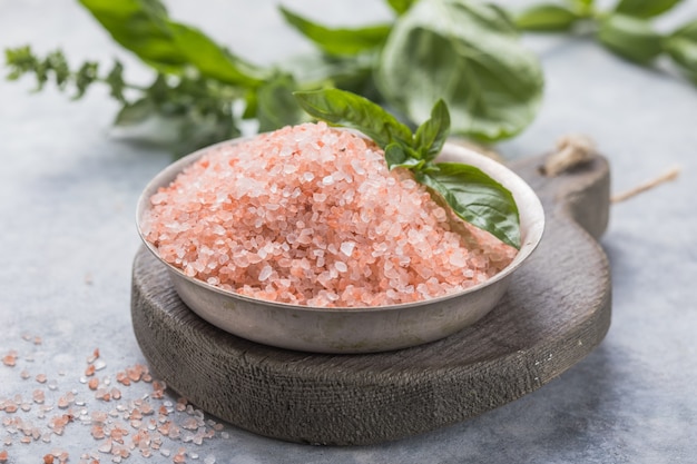 Кристаллы гималайской розовой соли с белой солью на деревянной ложке, скраб, спа-терапия, приготовление здорового ингредиента