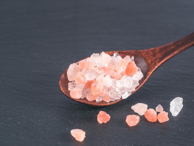 ヒマラヤのピンク色の塩の結晶