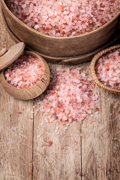 ヒマラヤのピンク色の塩を木に塗る