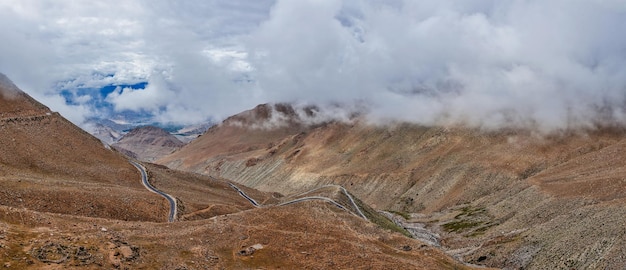 ヒマラヤの山谷の風景とクンズム・ラ・パス (Kunzum La Pass) の近くの道路世界で最も高い自動車通行可能なパスであると言われている 5602 m ラダック インド