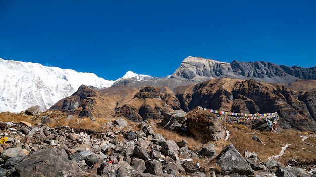 Горный пейзаж Гималаев в районе Аннапурны. Пик Аннапурны в Гималаях, Непал. Трек к базовому лагерю Аннапурны. Снежные горы, высокие вершины Аннапурны.