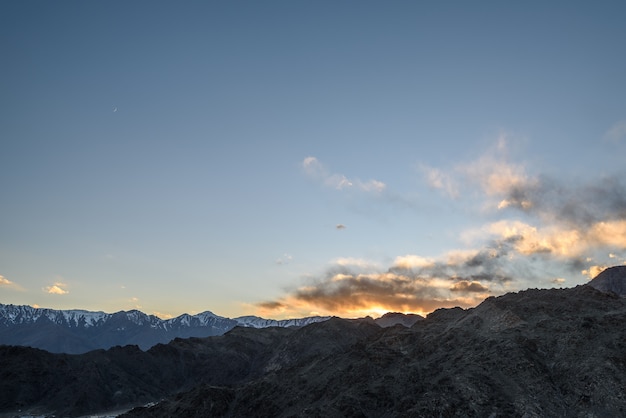 Foto la montagna di himaraya con cielo blu