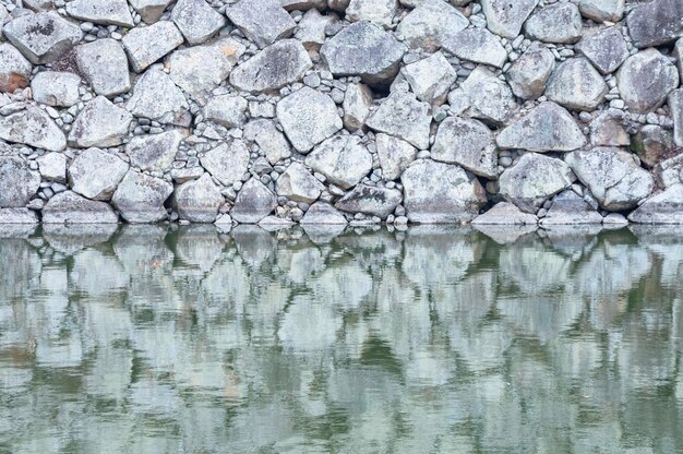 Himeji Japan 09 10 2019 Water en muur front view bij de ingang van Himeji kasteel