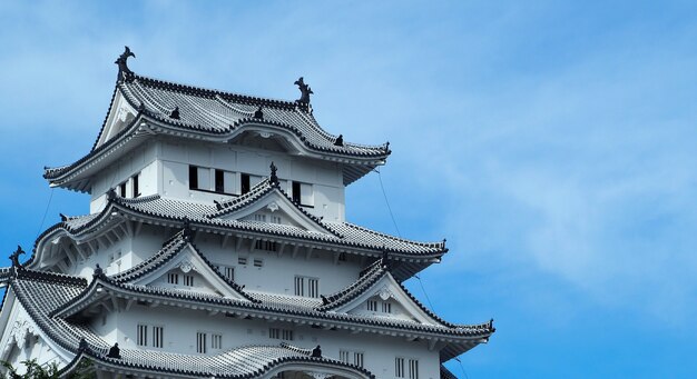 Himeji-kasteel Werelderfgoed van Hyogo-stad in Japan en heeft een witte kleur en een blauwe hemelachtergrond.