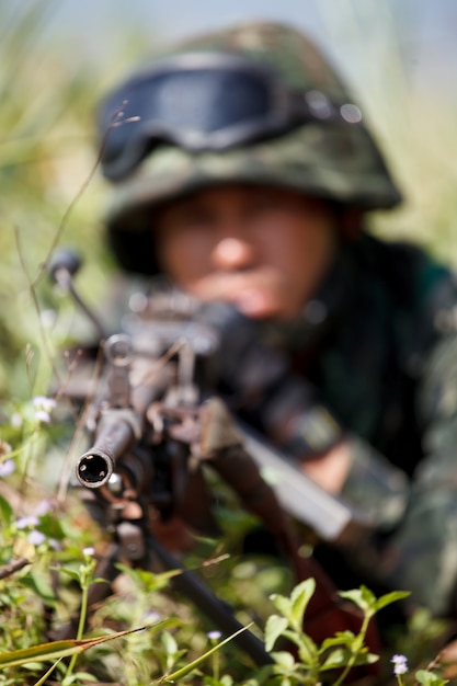 後ろ盾の兵士が銃を狙って狙った