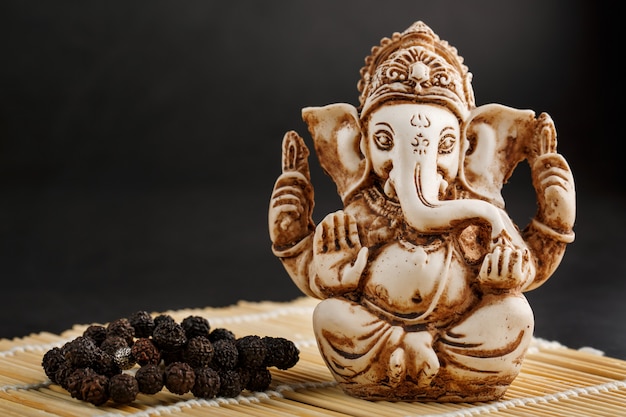 Hindoe-god ganesh op zwart