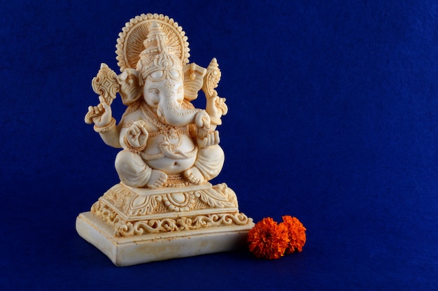 Hindoe God Ganesha. Ganesha Idol op blauwe achtergrond