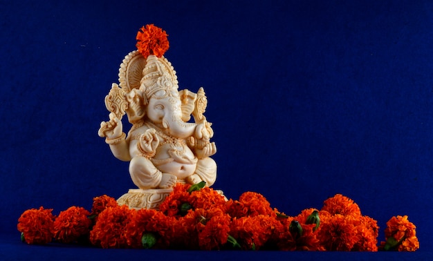 Hindoe-god Ganesha. Ganesha Idol op blauwe ruimte.