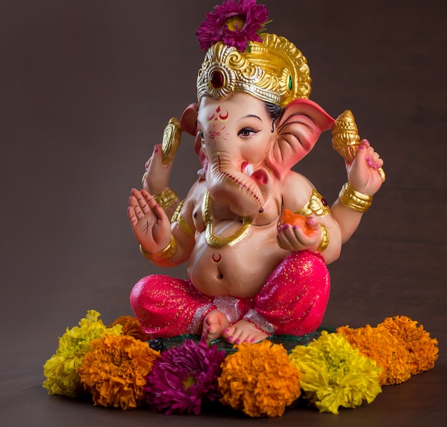 Hindoe God Ganesha. Ganesha Idol op donker.