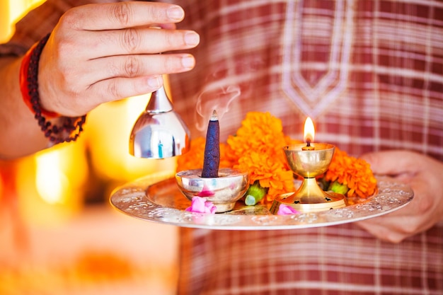 Photo hindu ceremony puja  offering to gods