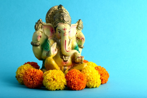 Photo hindu god ganesha. ganesha idol on blue background