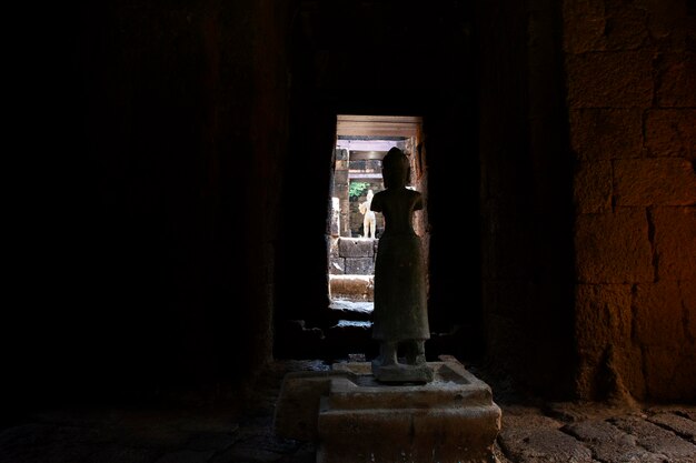 Muang Singの砂岩の城とPrasat Mueang Singのヒンドゥー教寺院のヒンドゥー教の女神Prajnaparamitaは,タイ人の旅行者がカンチャナブリのSai Yokを訪れるための歴史公園です.