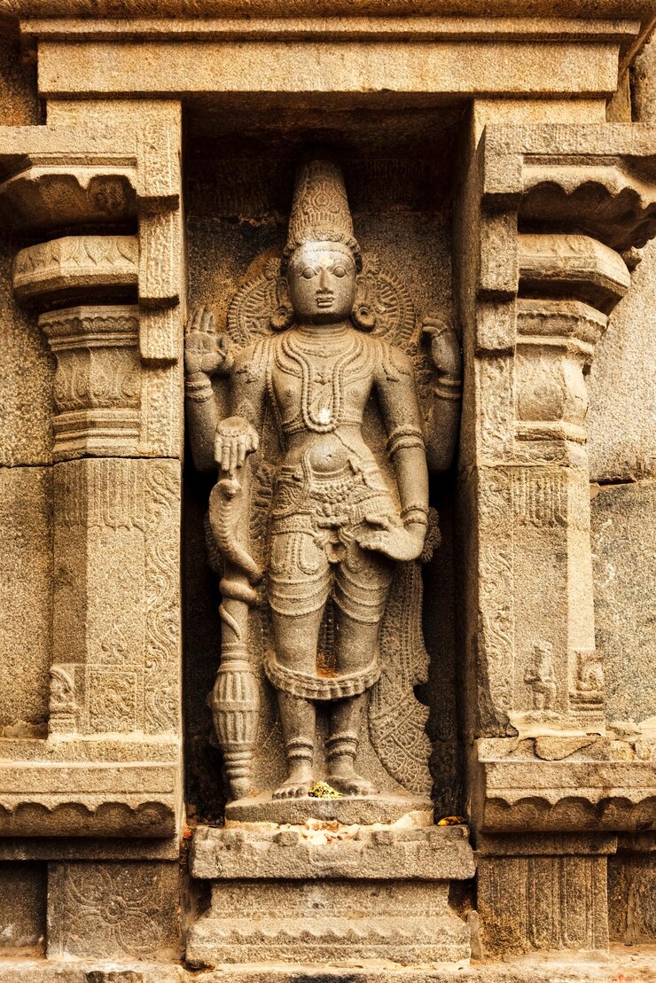 फोटो hindu god vishnu bas relief in hindu temple in india