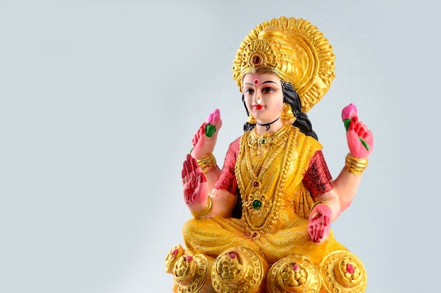 Индуистская богиня Лакшми на сером фоне