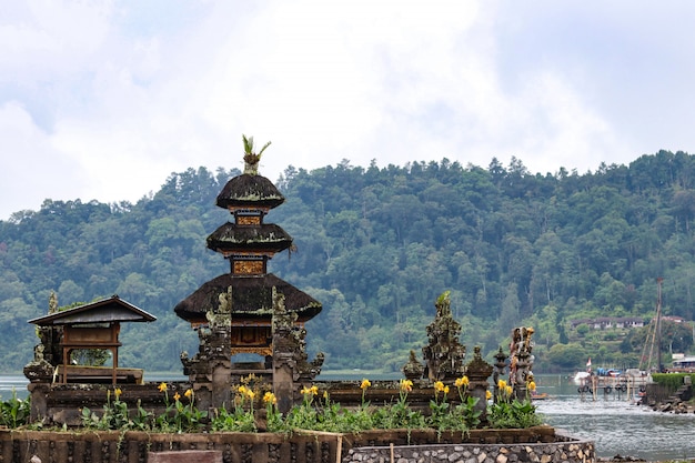 Complesso del tempio indù sul lago bratan pura ulun danu bratan, bali, indonesia