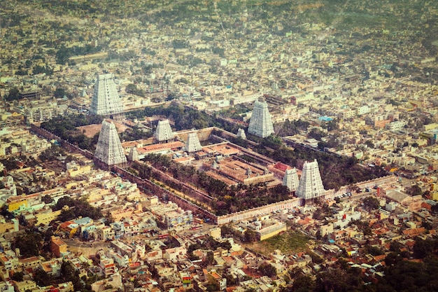 Photo hindu temple and indian city aerial view