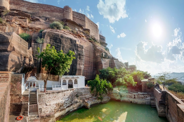 Mehrangarh Fort Jodhpur、インドの壁の下に湖があるヒンドゥー教の寺院