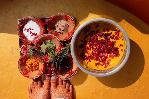 Photo hindu woman ready has turmeric paste applied onto her feet