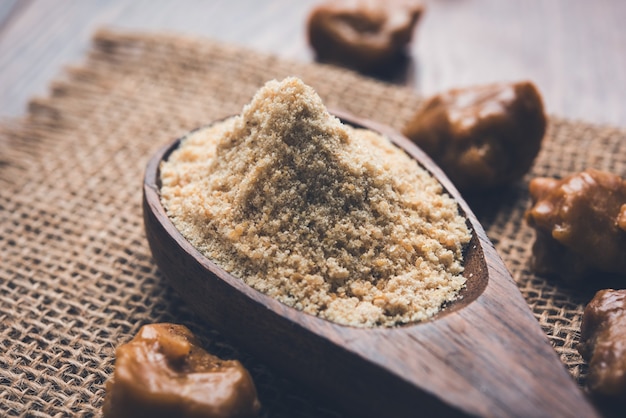 Hing OR Asafoetida-cake en poeder, een belangrijk ingrediënt in recepten voor Indiaas eten food