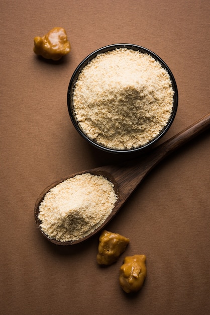 Hing OR Asafoetida-cake en poeder, een belangrijk ingrediënt in recepten voor Indiaas eten food