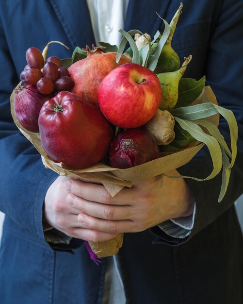 Hint van een dieet ongebruikelijk boeket van verse groenten en fruit