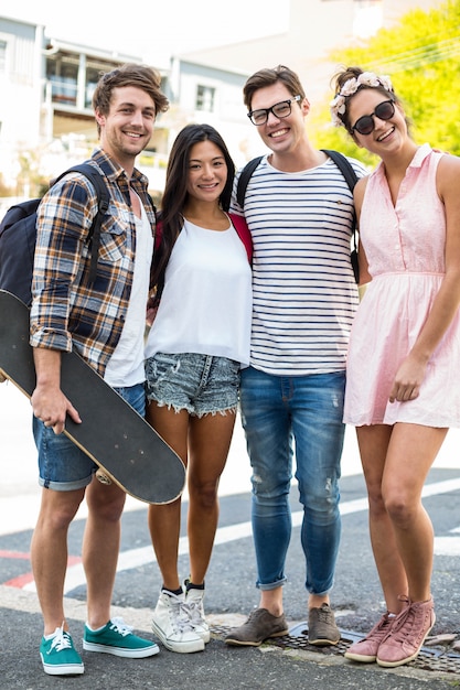 Amici dell'anca che sorridono alla macchina fotografica sulla strada