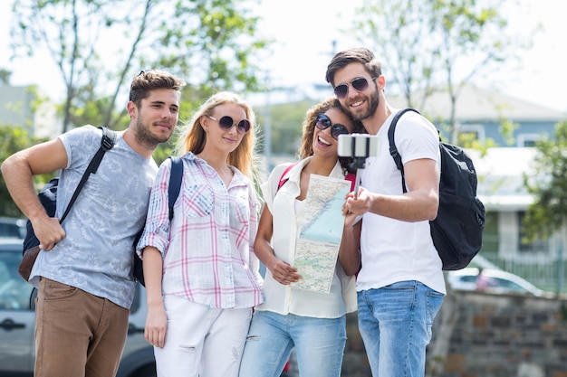 Photo hip friends taking selfie outdoors