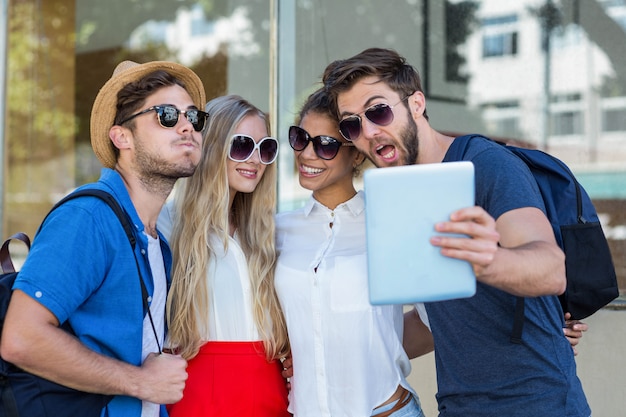 Amici dell'anca che prendono selfie con il ridurre in pani nella città