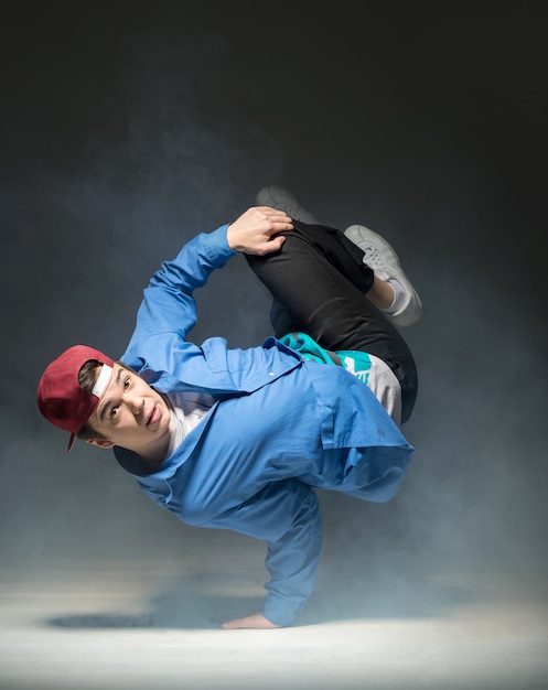Хип-хоп танцор показывает некоторые движения.