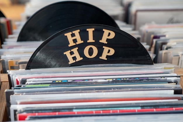 Выбор хип-хоп музыки в магазине