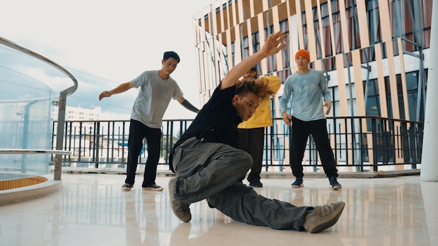 Foto hip hop team dance break dance mentre amici multiculturali circondano endeavor