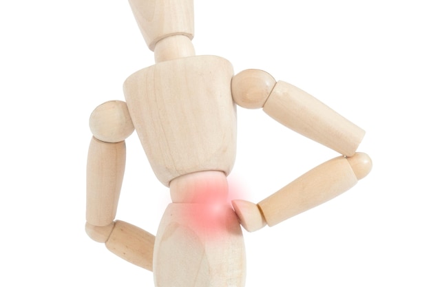 Foto dolore all'anca su modello di legno disegno manichino isolato su sfondo bianco segno di dolore