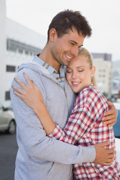 ヒップの若いカップルは、道路で抱擁