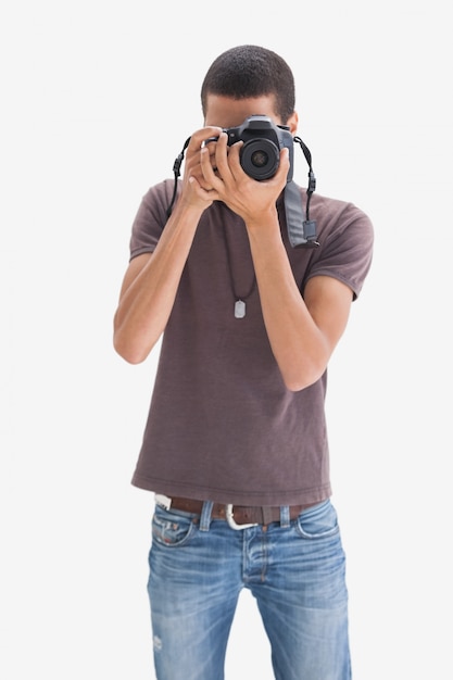 彼のカメラをカメラで指してヒップの若い男