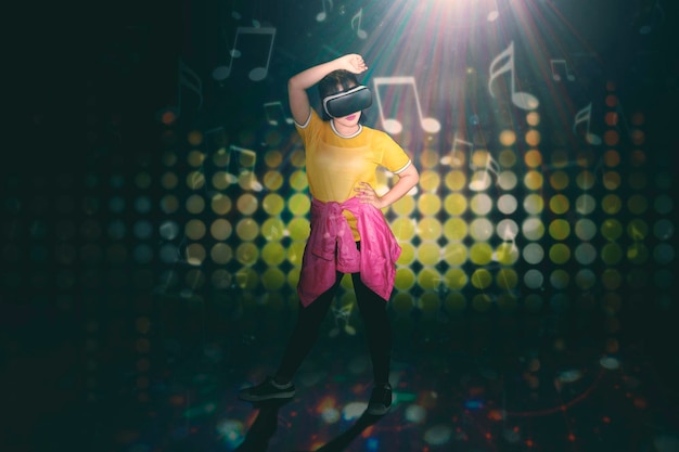 VRヘッドセットを使ったヒップホップダンサーのパフォーマンス