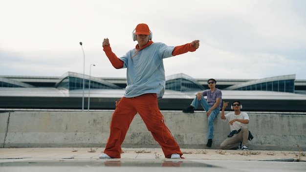 Foto hiphop man met koptelefoon terwijl hij poseert voor de camera met zelfverzekerd sprightly