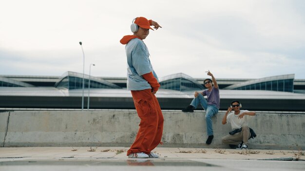 Hiphop man met koptelefoon terwijl hij poseert voor de camera met zelfverzekerd Sprightly