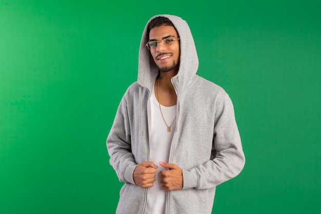 Hiphopstijl jonge volwassene in studiofoto met groene achtergrond ideaal voor bijsnijden