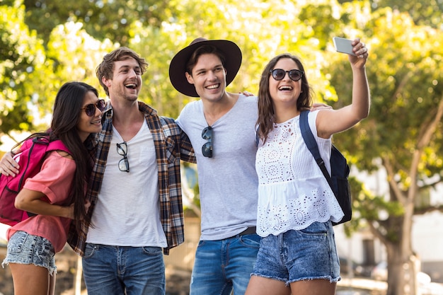 Hippe vrienden die selfies nemen op straat