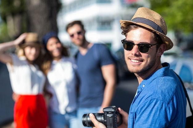 Hippe vrienden nemen een foto in de straten