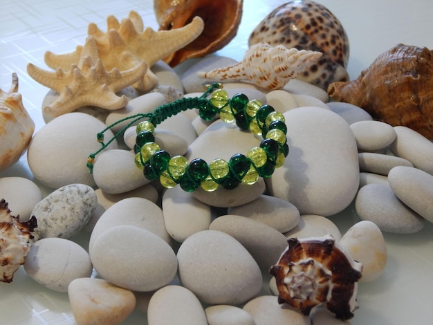 Hippie groene armband en zeekiezel