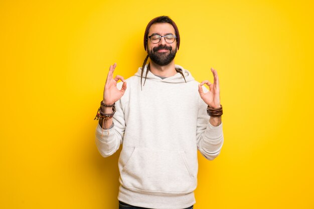 Hippie uomo con i dreadlocks in posa zen